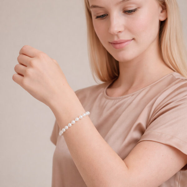 Helmiranne 5mm naisen ranteessa