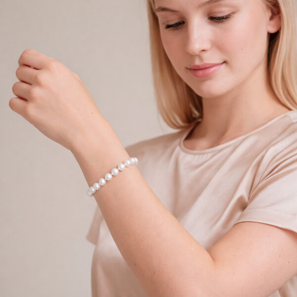 Helmiranne 6mm valkoinen naisen ranteessa