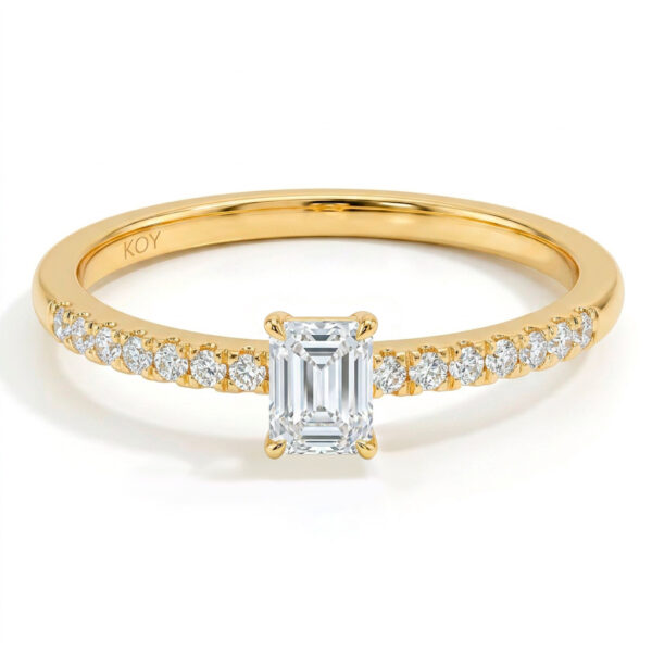 Timanttisormus smaragdihiontaisella laboratoriotimantilla ja sivutimanteilla.